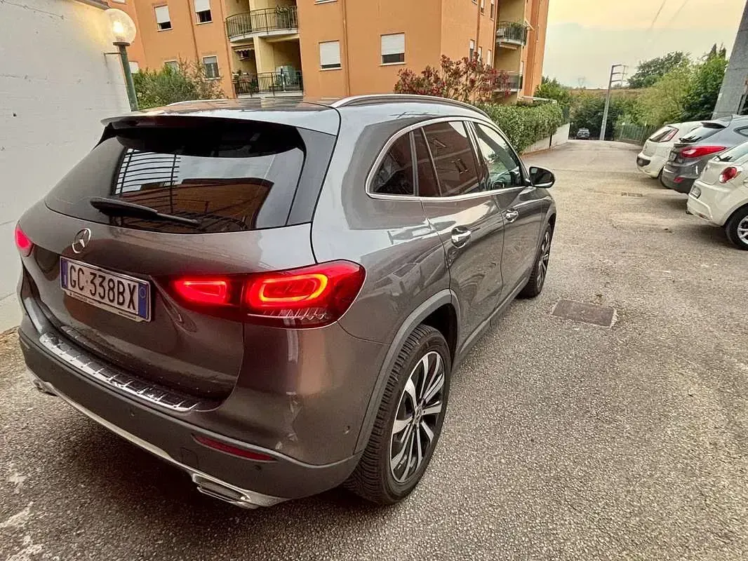 Usata Mercedes GLA200 150 CV (110 kW) 2020 Grigio SUV
