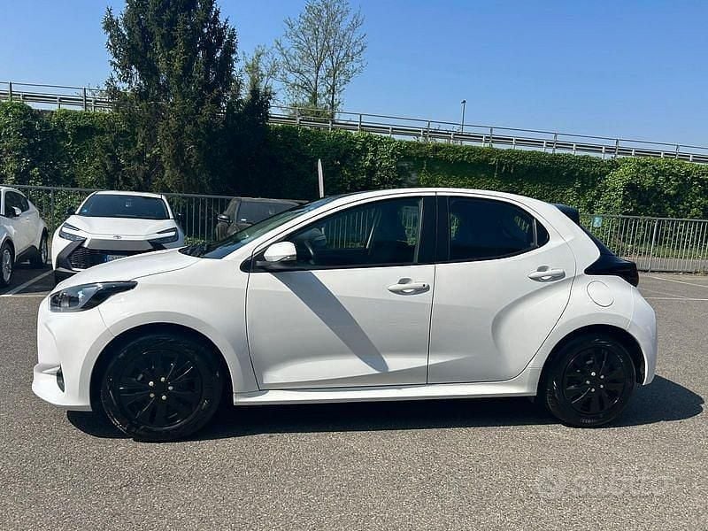 Usata Toyota Yaris Hybrid Active 116 CV (85 kW) 2022 Bianco Berlina
