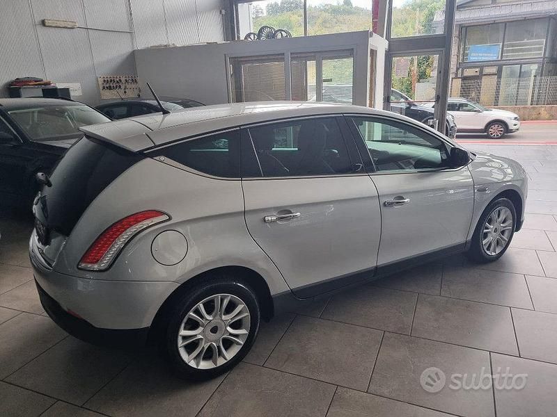 Usado Lancia Delta 190 CV (139 kW) 2011 Gris Utilitario