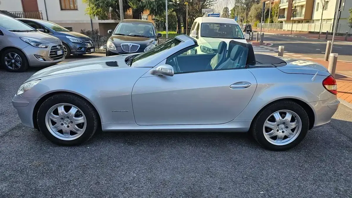 Usata Mercedes SLK200 163 CV (119 kW) 2006 Argento Cabrio