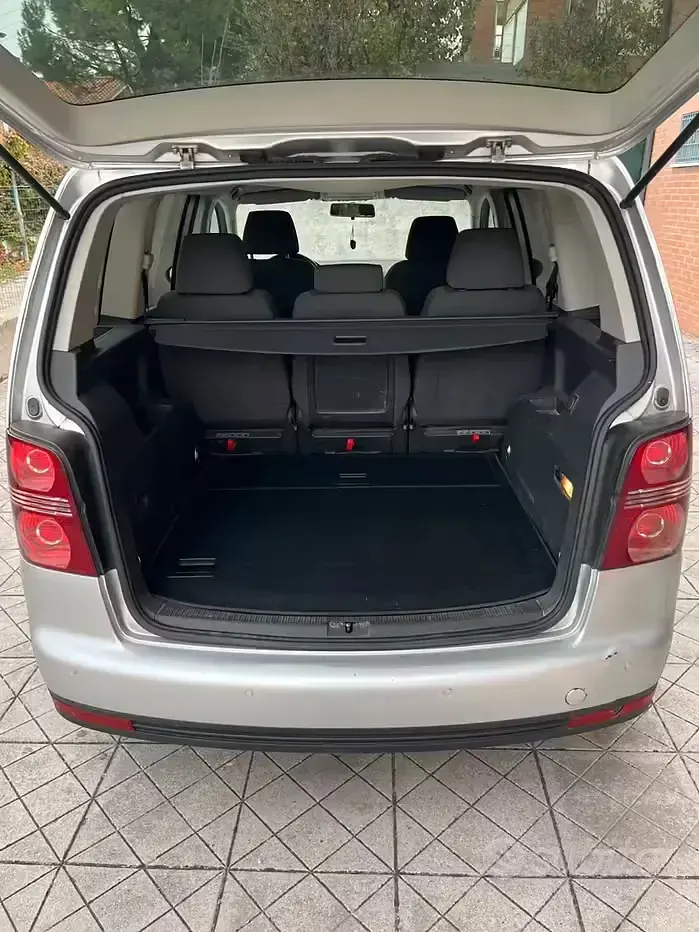 Begagnad VW Touran 150 HK (110 kW) 2010 Grå Minibuss
