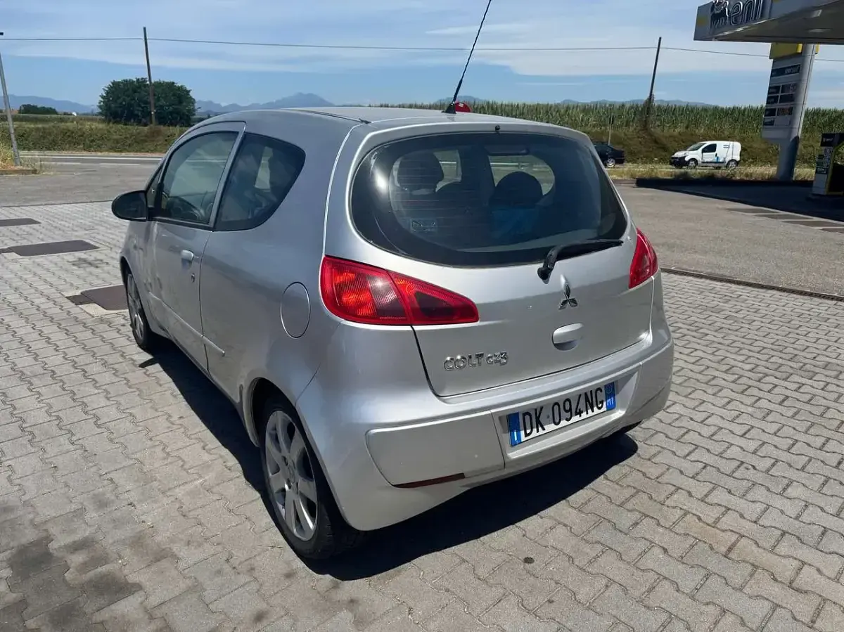 Usata Mitsubishi Colt 75 CV (55 kW) 2007 Argento Berlina