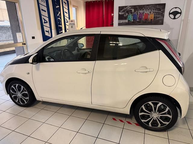 Usata Toyota Aygo X-play 69 CV (50 kW) 2016 Bianco pastello Utilitaria