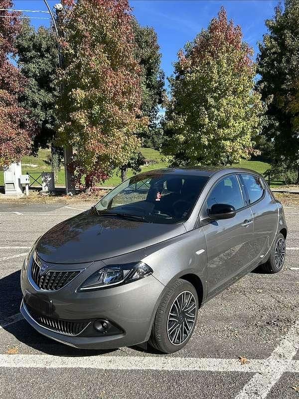 Usata Lancia Ypsilon Gold 69 CV (50 kW) 2022 Grigio Utilitaria