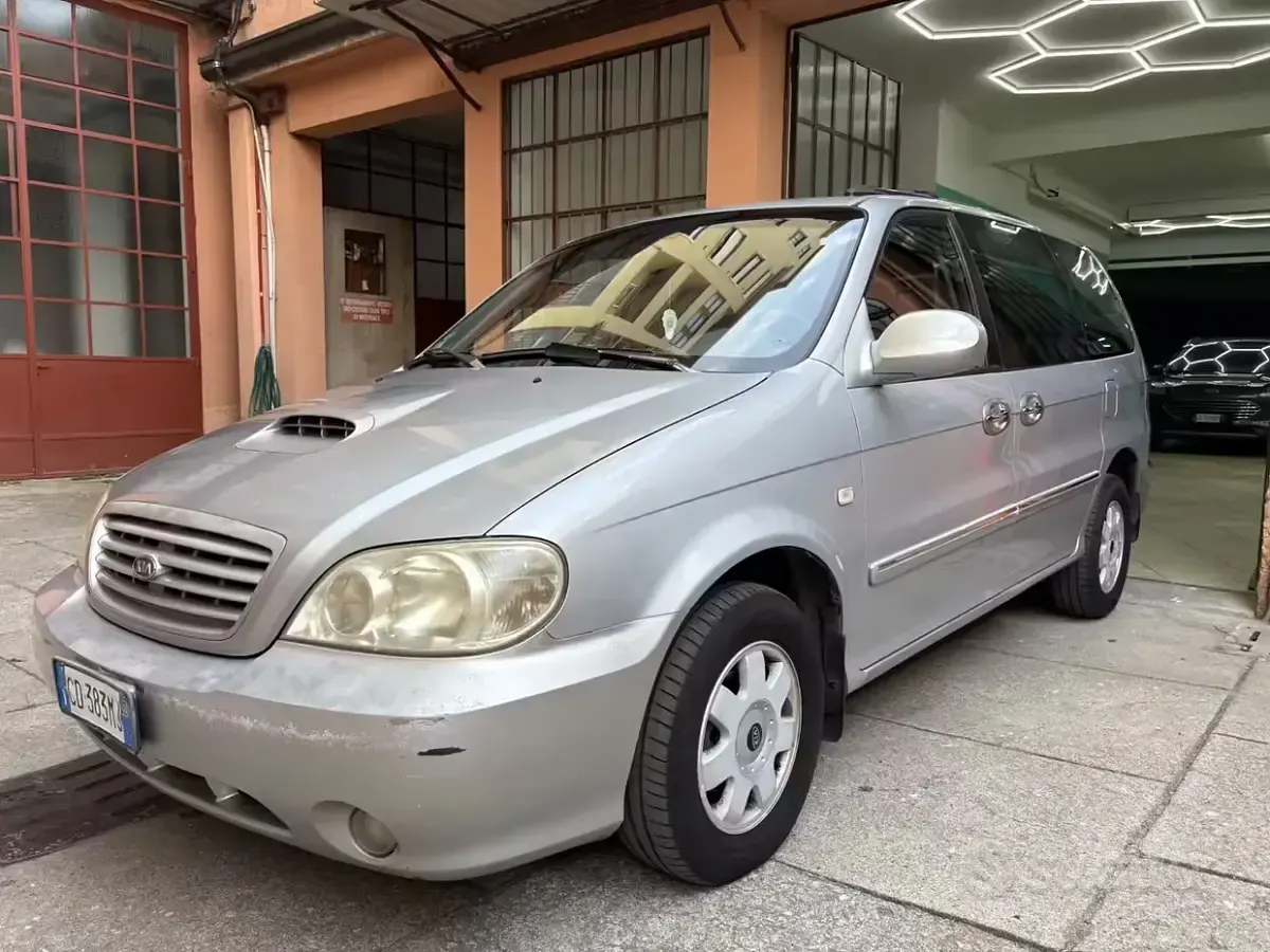 Usado Kia Carnival EX 145 CV (106 kW) 2002 Gris Monovolumen