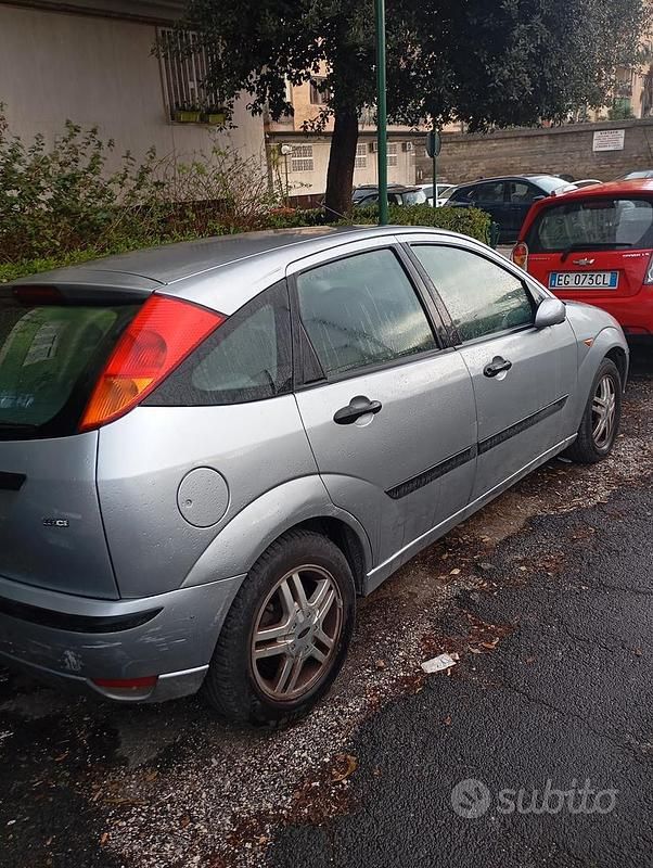 Begagnad Ford Focus 116 HK (85 kW) 2004 Grå Sedan