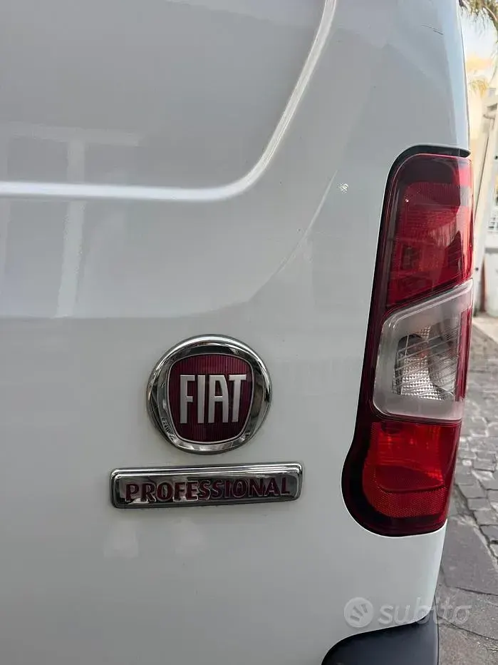 Usata Fiat Doblò 105 CV (77 kW) 2023 Bianco Monovolume