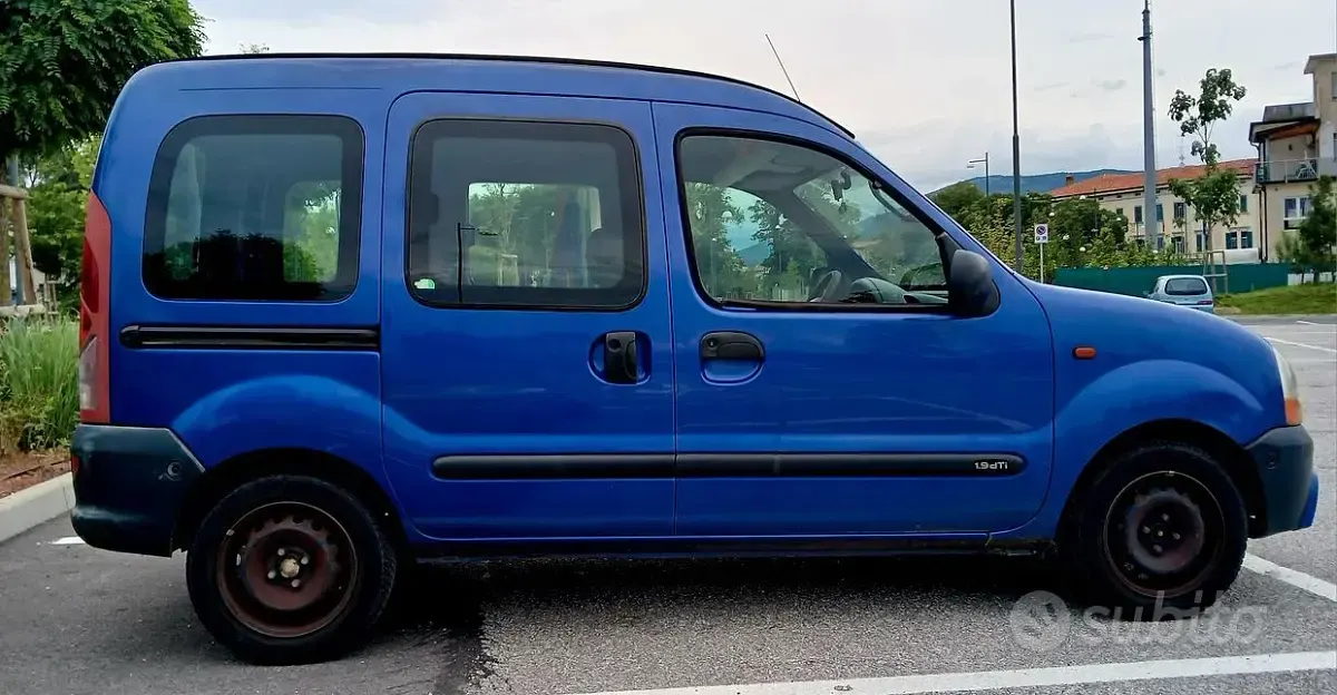 Usata Renault Kangoo 80 CV (58 kW) 2000 Blu Monovolume