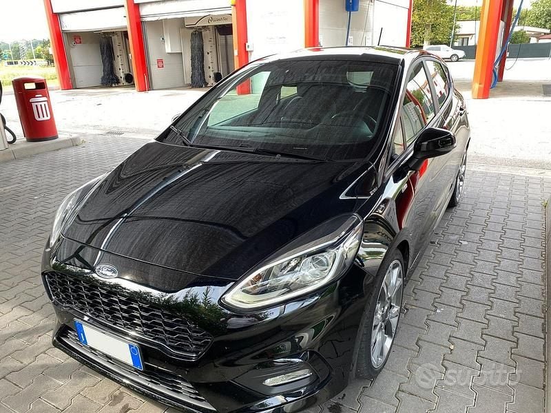 Nero Usata 2017 Ford Fiesta ST-Line Berlina | 10.500 € (Buon prezzo) - Immagine 1/4
