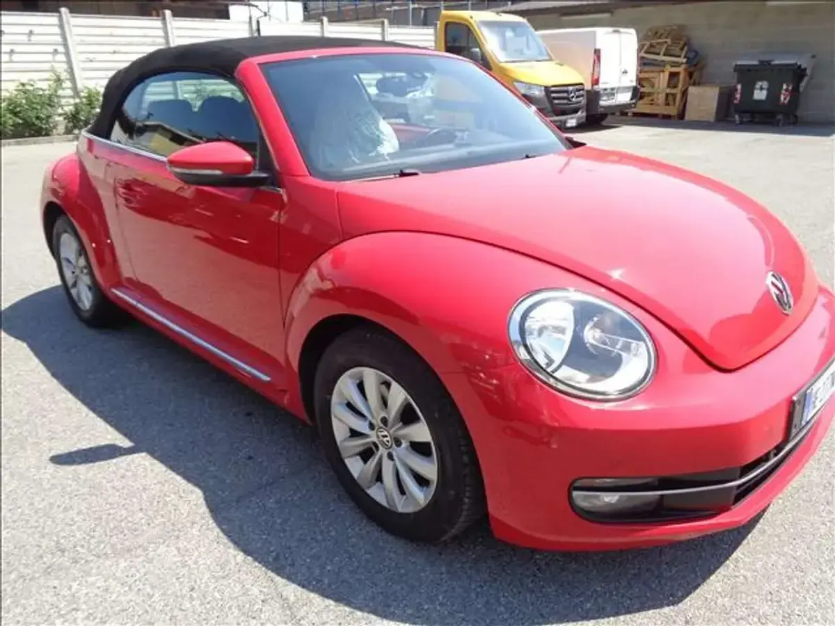Usata VW Beetle Design 105 CV (77 kW) 2014 Rosso Utilitaria