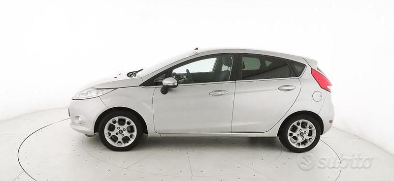 Usata Ford Fiesta 70 CV (51 kW) 2012 Grigio Utilitaria
