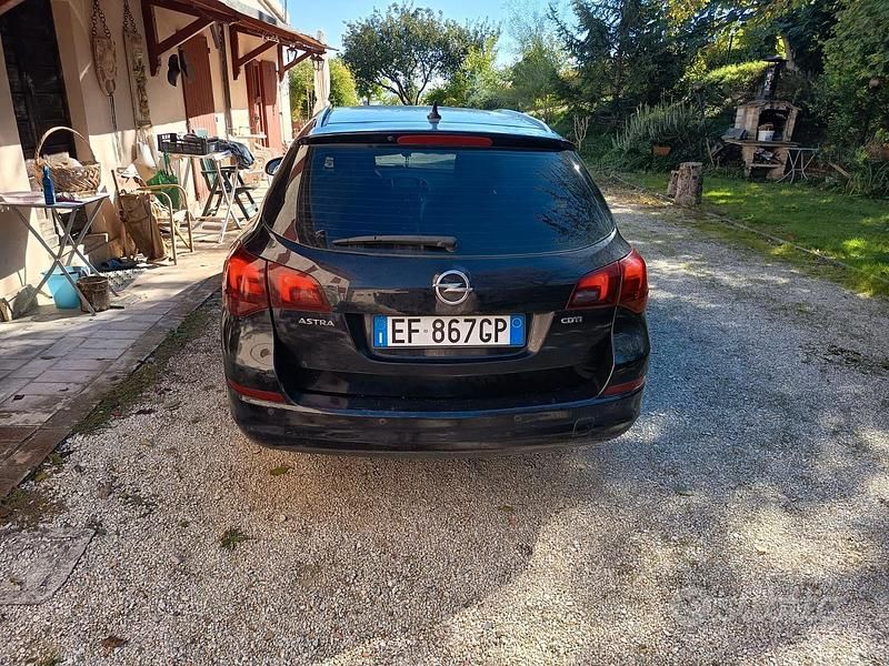 Usata Opel Astra Cosmo 101 CV (74 kW) 2011 Nero Station wagon