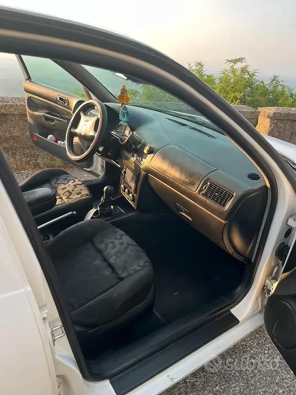 Usata VW Golf IV 90 CV (66 kW) 1997 Bianco Utilitaria