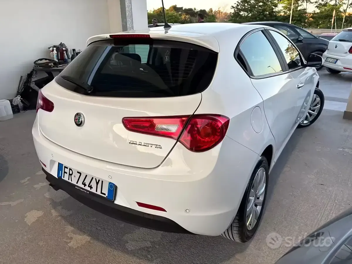 Usata Alfa Romeo Giulietta Business 120 CV (88 kW) 2018 Bianco Utilitaria