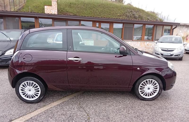 Usata Lancia Ypsilon 90 CV (66 kW) 2010 Viola Utilitaria