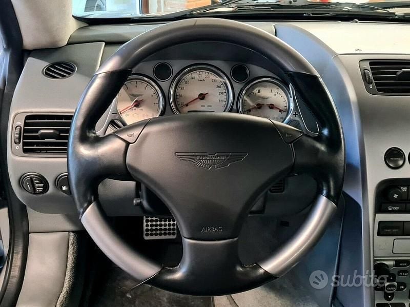 Usata Aston Martin Vanquish 456 CV (335 kW) 2003 Grigio Coupé