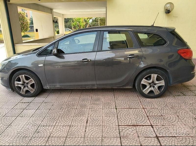 Usata Opel Astra 140 CV (102 kW) 2010 Grigio Station wagon