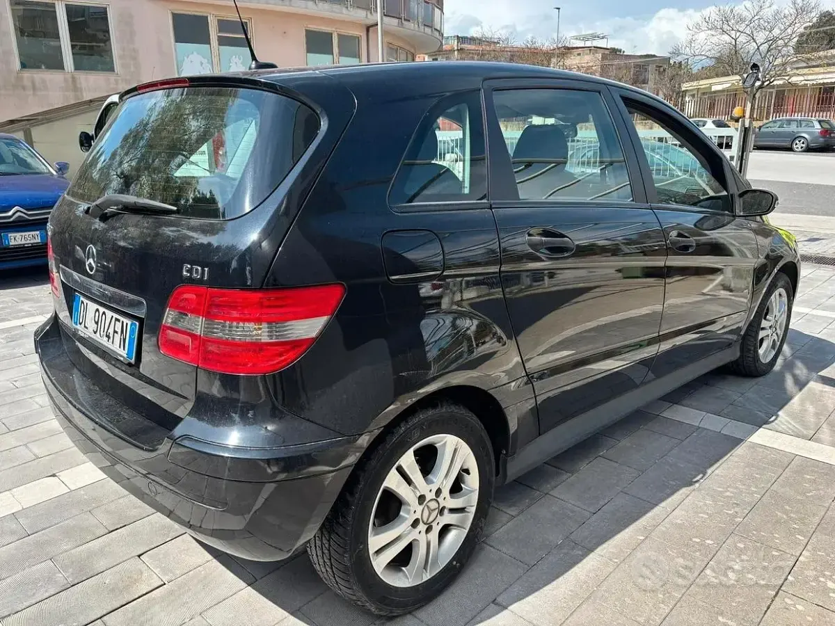 Usata Mercedes B180 109 CV (80 kW) 2007 Nero Monovolume
