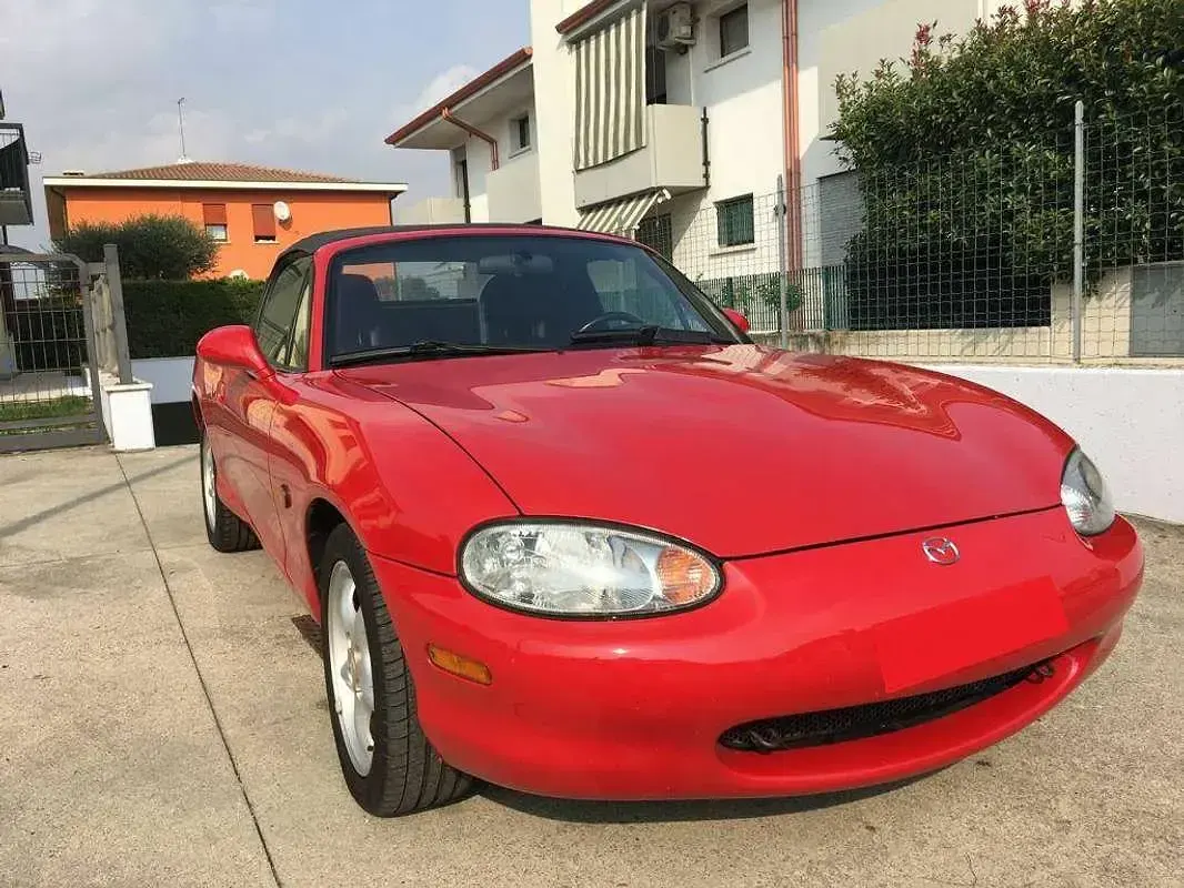 Usata Mazda MX5 110 CV (80 kW) 1998 Rosso Cabrio