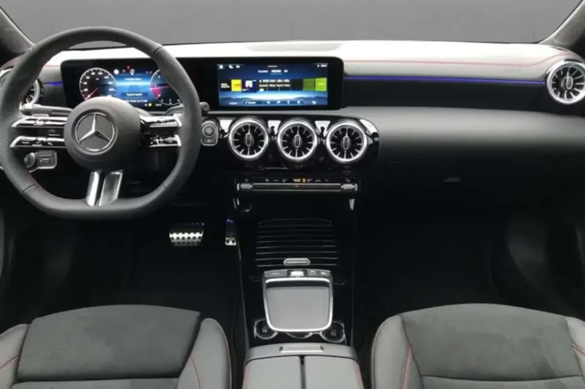 Usata Mercedes CLA200 AMG Line Premium 150 CV (110 kW) 2025 Grigio Berlina