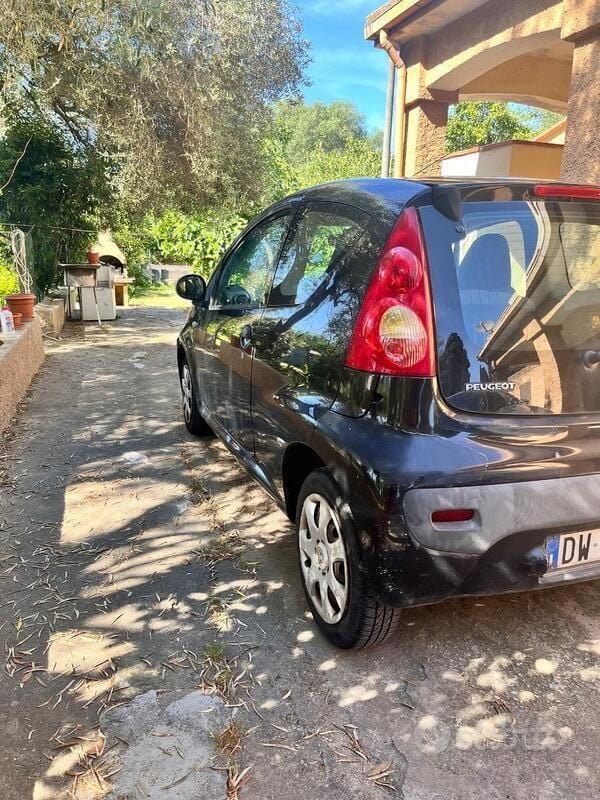 Käytetty Peugeot 107 68 HP (50 kW) 2009 Musta Viistoperä