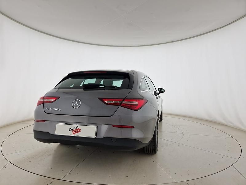 Usado Mercedes CLA180 Shooting Brake Executive 116 CV (85 kW) 2023 Gris Familiar