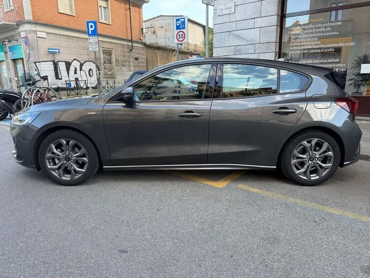 Begagnad Ford Focus ST-Line 125 HK (91 kW) 2022 Grå Sedan