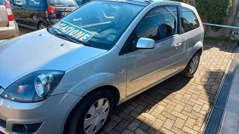 Usata Ford Fiesta 75 CV (55 kW) 2008 Grigio Utilitaria