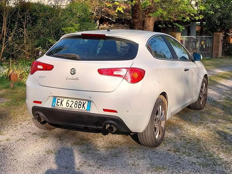 Usata Alfa Romeo Giulietta Distinctive 140 CV (102 kW) 2011 Bianco Utilitaria