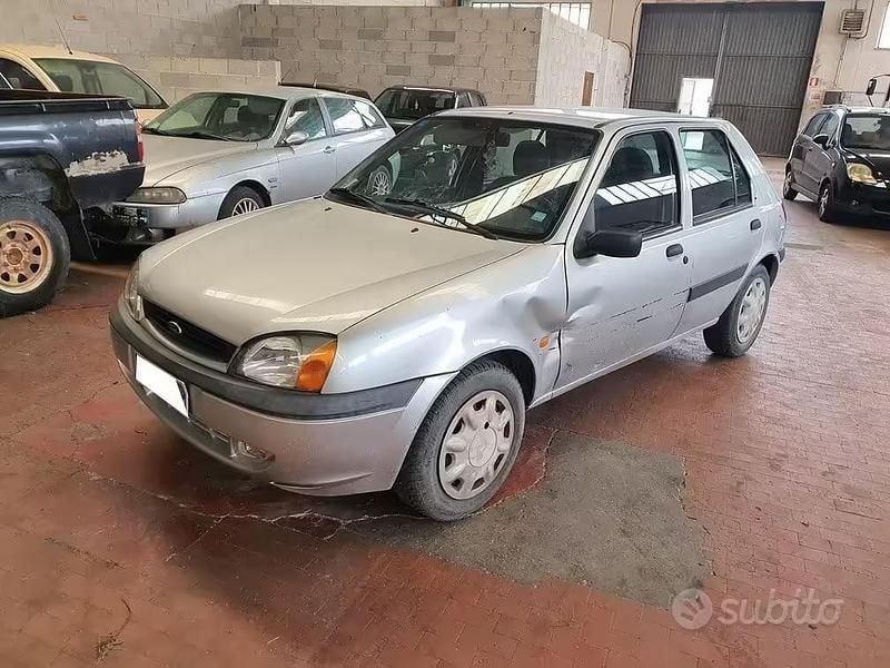 Usata Ford Fiesta 75 CV (55 kW) 2002 Grigio Utilitaria