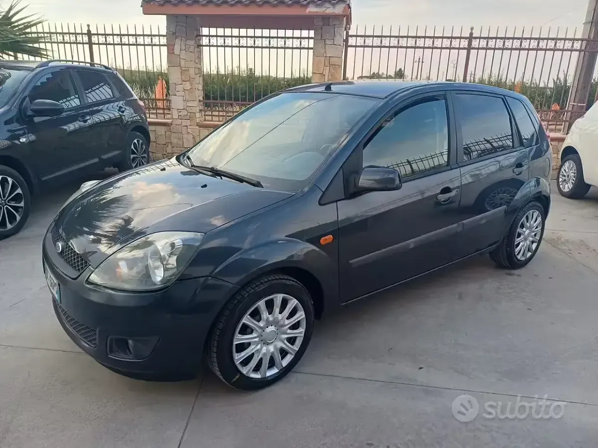 Usata Ford Fiesta Titanium 68 CV (50 kW) 2006 Utilitaria