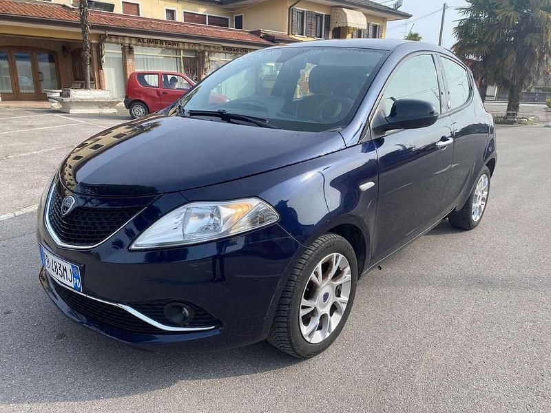 Usata Lancia Ypsilon Platinum 69 CV (50 kW) 2015 Blu/azzurro Utilitaria