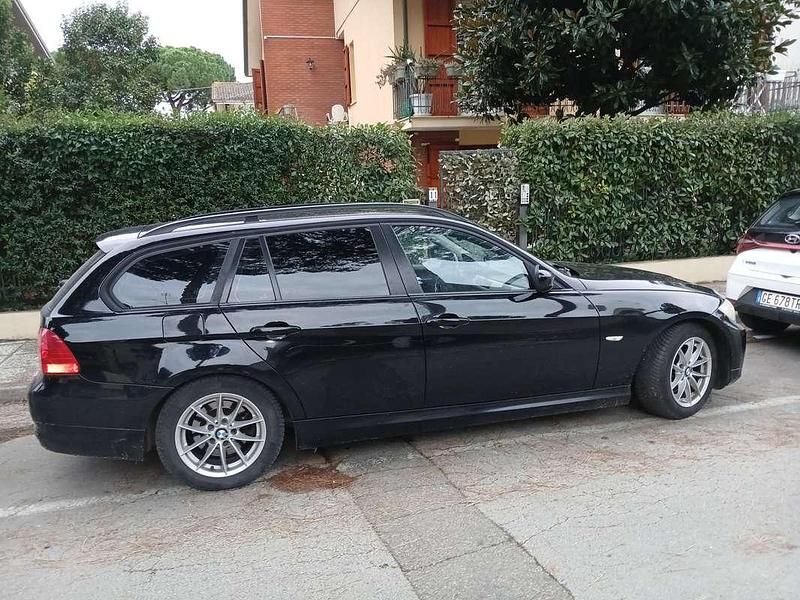 Usata BMW 318 143 CV (105 kW) 2010 Nero Station wagon