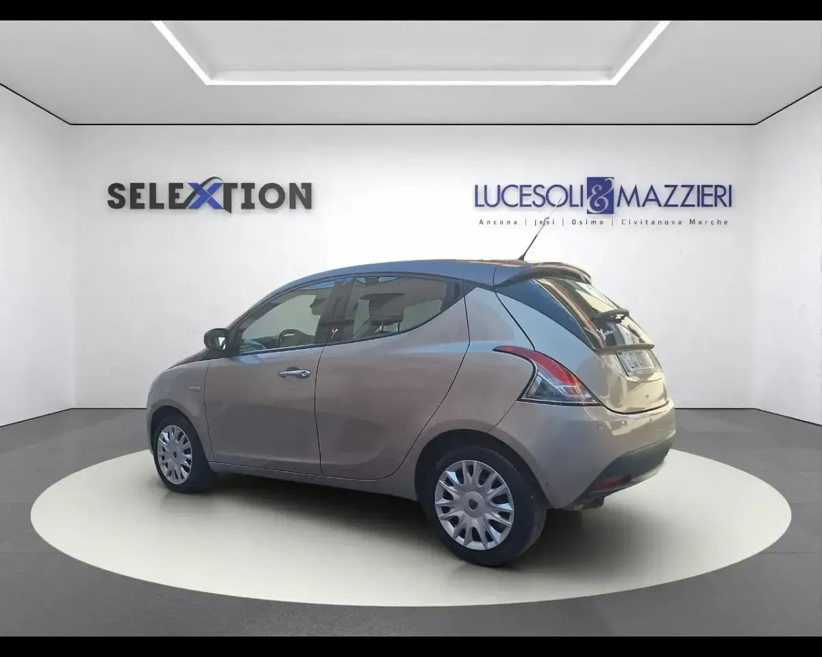 Usata Lancia Ypsilon Gold 69 CV (50 kW) 2011 Argento Utilitaria