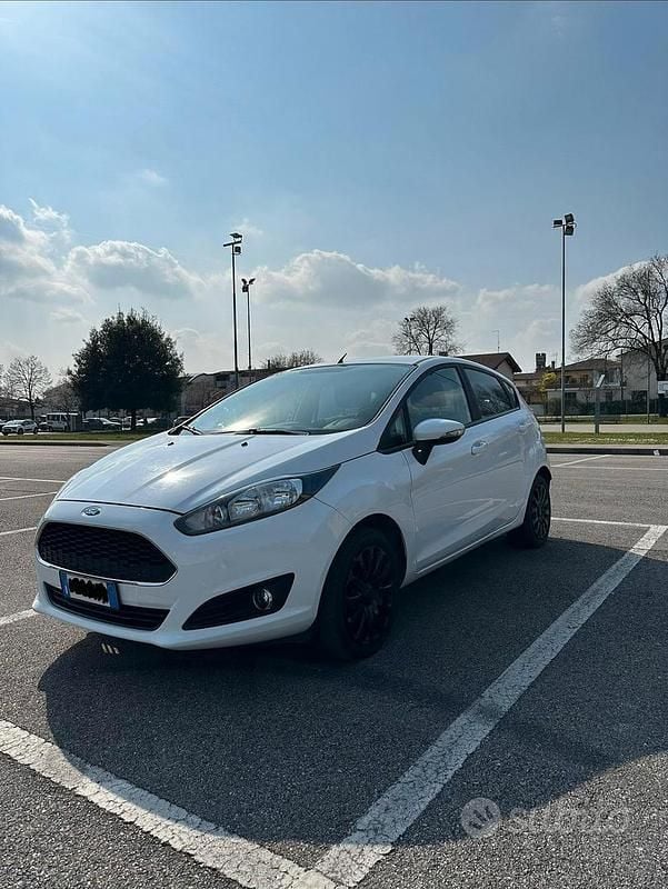 Usata Ford Fiesta 60 CV (44 kW) 2016 Bianco Utilitaria