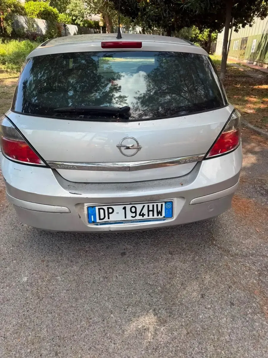 Usata Opel Astra Cosmo 101 CV (74 kW) 2008 Argento Berlina
