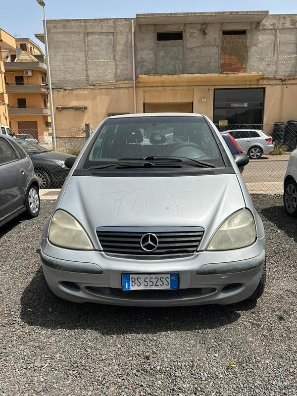 Grigio Usata 2001 Mercedes A170 Classic Tre volumi | 1499 € (Buon prezzo) - Immagine 1/4