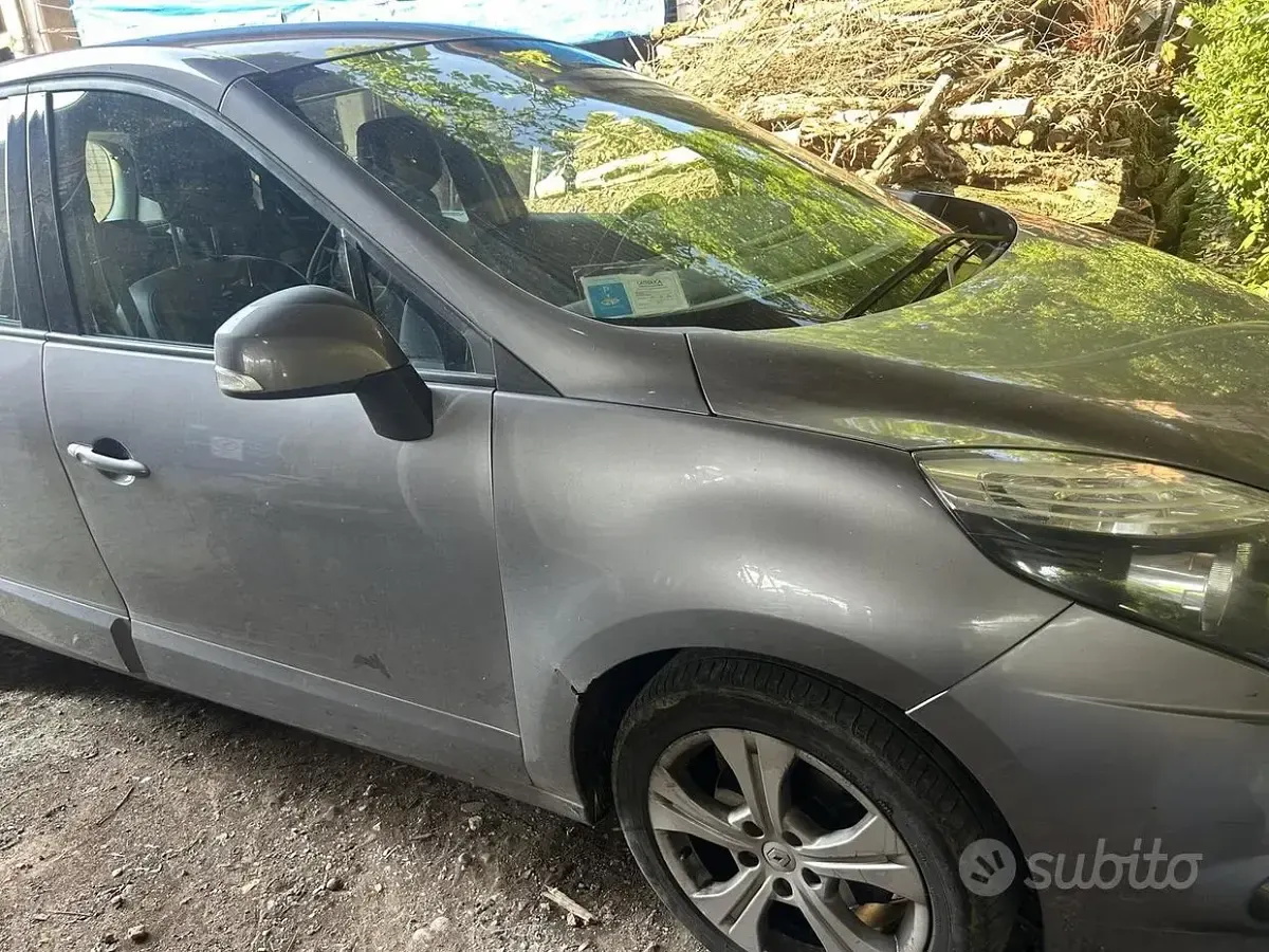 Usata Renault Scénic III 110 CV (80 kW) 2011 Grigio Monovolume