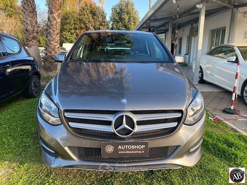 Usata Mercedes B180 Premium 110 CV (80 kW) 2016 Gray Monovolume