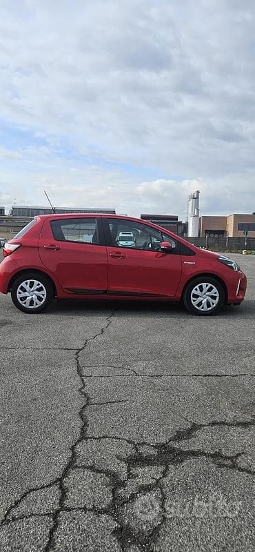 Usata Toyota Yaris 73 CV (53 kW) 2020 Rosso Utilitaria