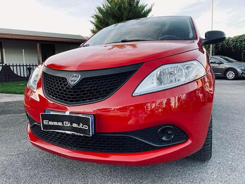 Usata Lancia Ypsilon Silver 69 CV (50 kW) 2015 Rosso Utilitaria