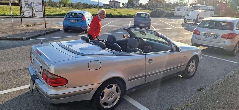 Usata Mercedes CLK200 192 CV (141 kW) 1998 Argento Cabrio