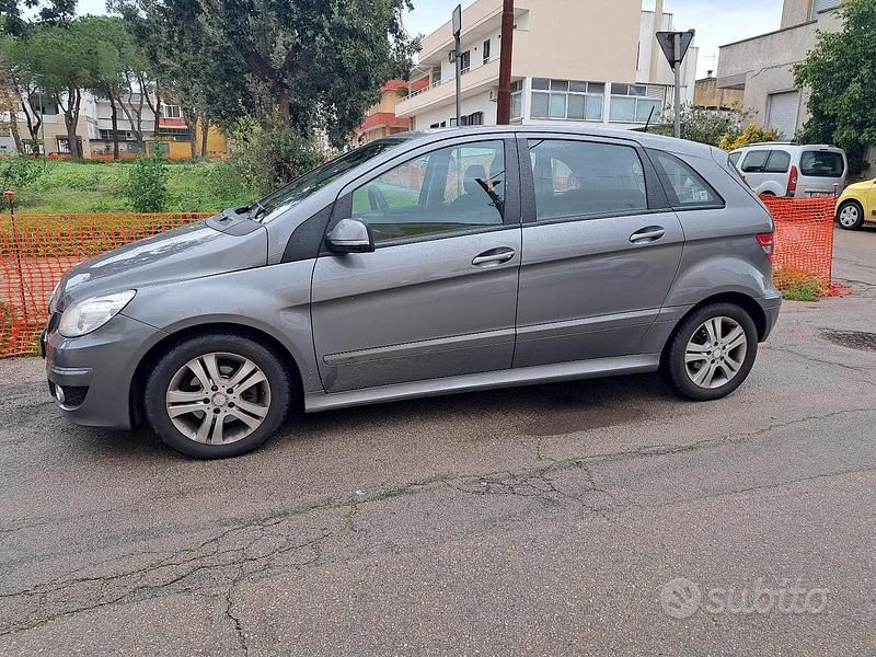 Usata Mercedes B180 2011 Grigio Monovolume