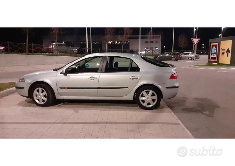 Grigio Usata 2005 Renault Laguna II Tre volumi | 1500 € - Immagine 1/4