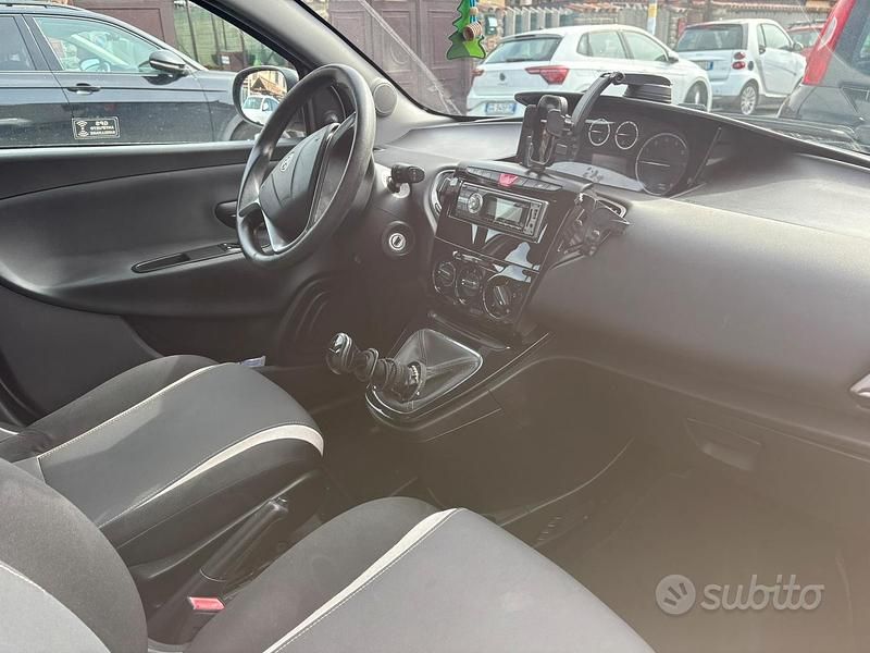 Usata Lancia Ypsilon 60 CV (44 kW) 2015 Grigio Utilitaria