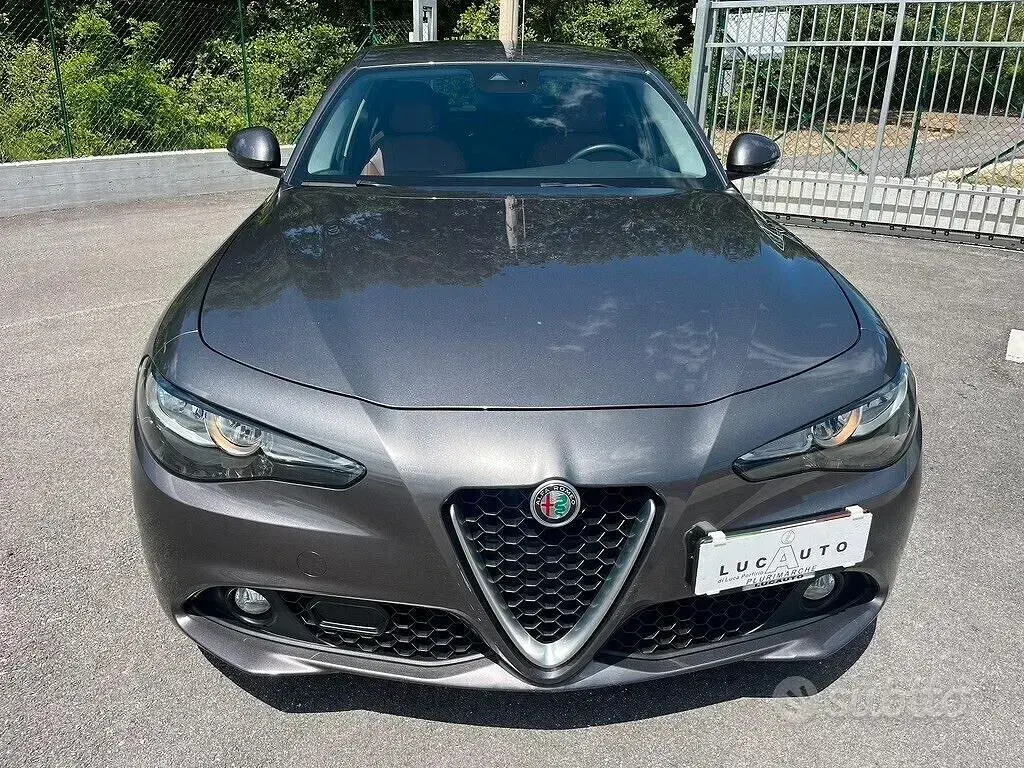 Usata Alfa Romeo Giulia Super 150 CV (110 kW) 2016 Grigio Berlina