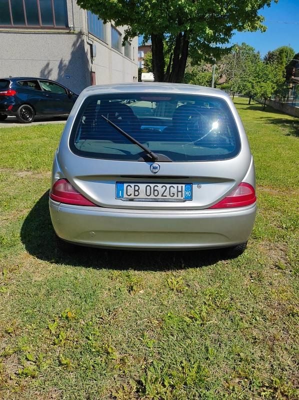 Usata Lancia Ypsilon 60 CV (44 kW) 2002 Argento Utilitaria