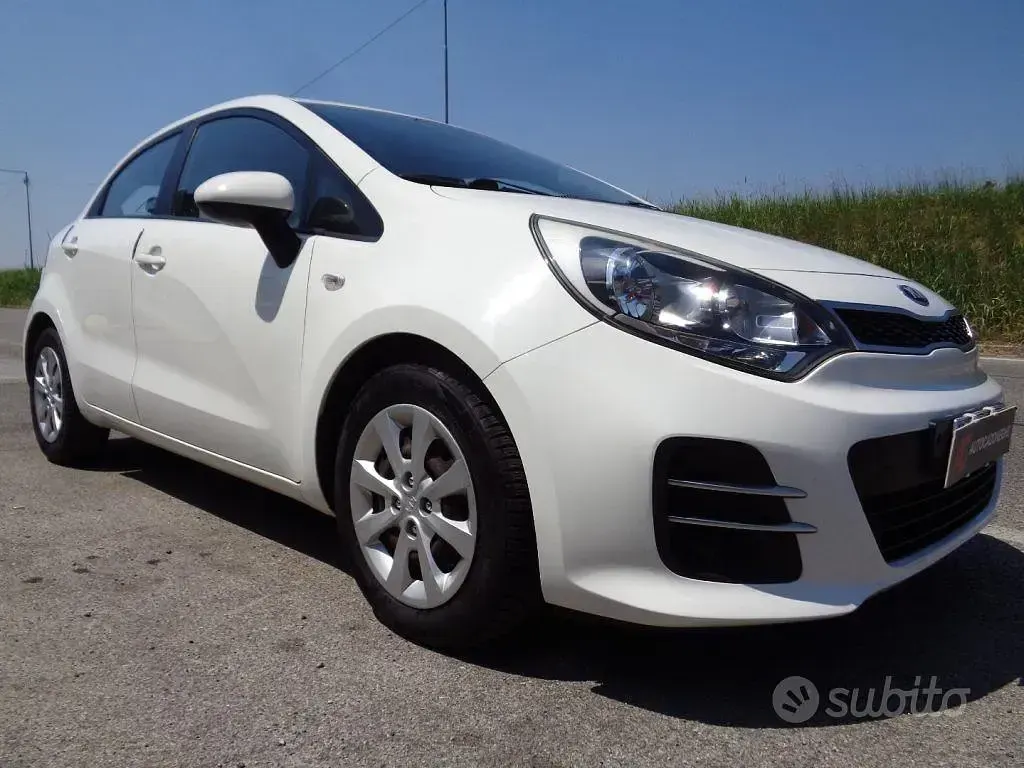 Usata Kia Rio 75 CV (55 kW) 2017 Bianco Berlina