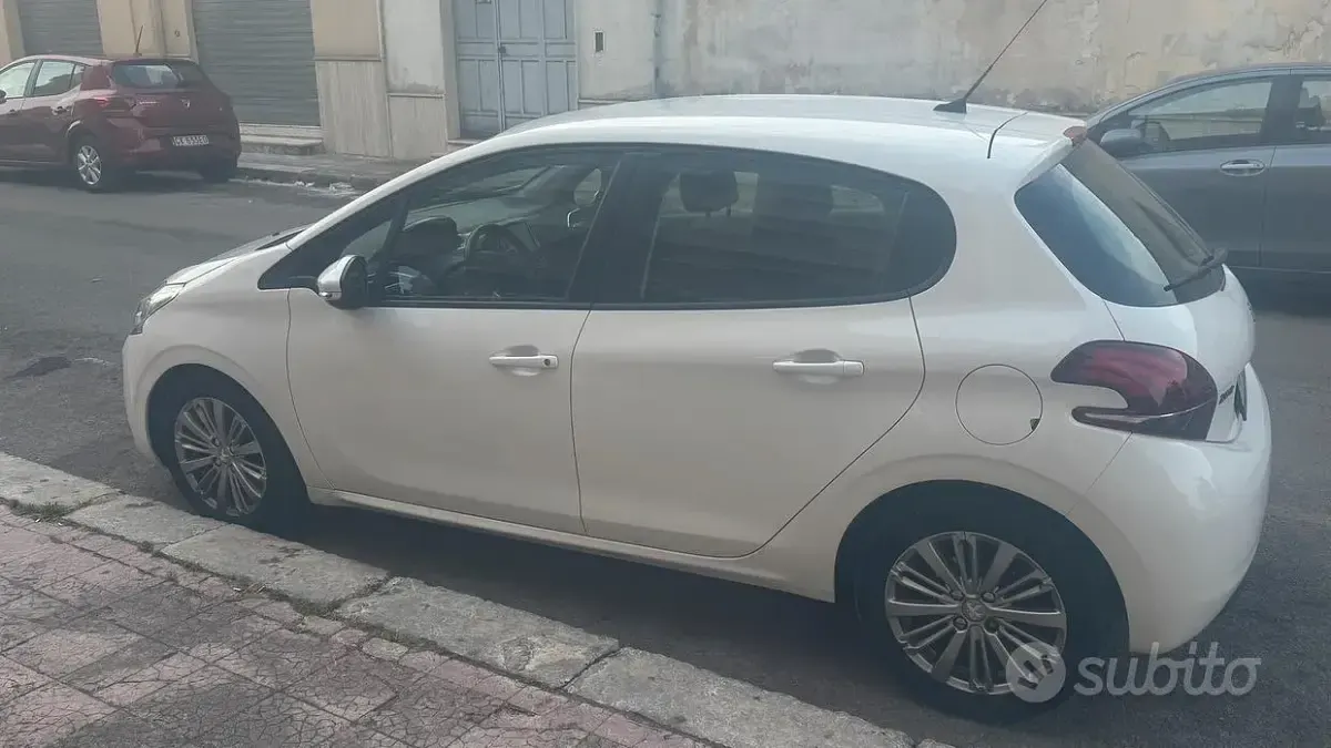 Usata Peugeot 208 Active 102 CV (75 kW) 2019 Bianco Utilitaria