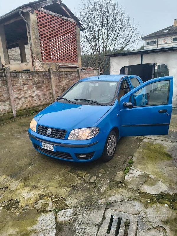 Usata Fiat Punto 2005 Blu Utilitaria